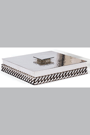 Jean DESPRES - Boîte couverte de forme carré en métal argenté martelé, décor de chaîne